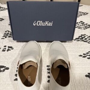 NWT OluKai Pehuea Sneakers – Women’s Size 6 – White